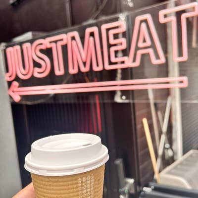 4月1日に立石から亀有に移転オープンしたステーキバル「JUST MEAT ジャストミート 」さんに来ました。場所は亀有駅北口から北へ。一つ目の信号を左折した先の交差点角、中華料理「ニューピリカ華」さんの2階です。店内は外から全く見えないのですが、中に入ってロッジ風