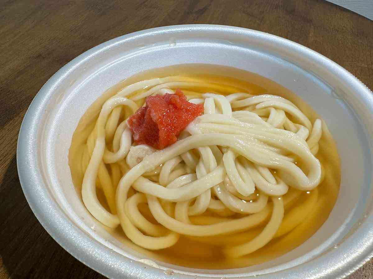 きつね冷かけうどん・並 560円 」 丸亀製麺の夏季限定メニュー。 冷たいうどんに冷たい特製だしをかけ、大きなきつねあげをトッピングしています。もちもちのうどん、すっきりして風味よい特製だし、ジューシーなきつねあげがたまりません。 満腹・ 味