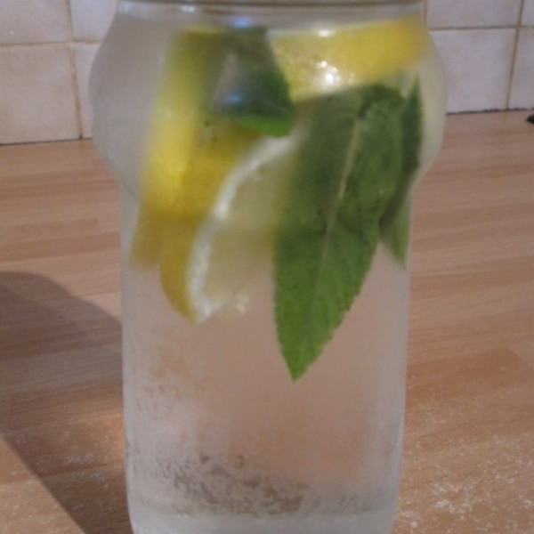 毎日の水分補給にレモンウォーターを！作り方や飲み方を徹底解説 - macaroni