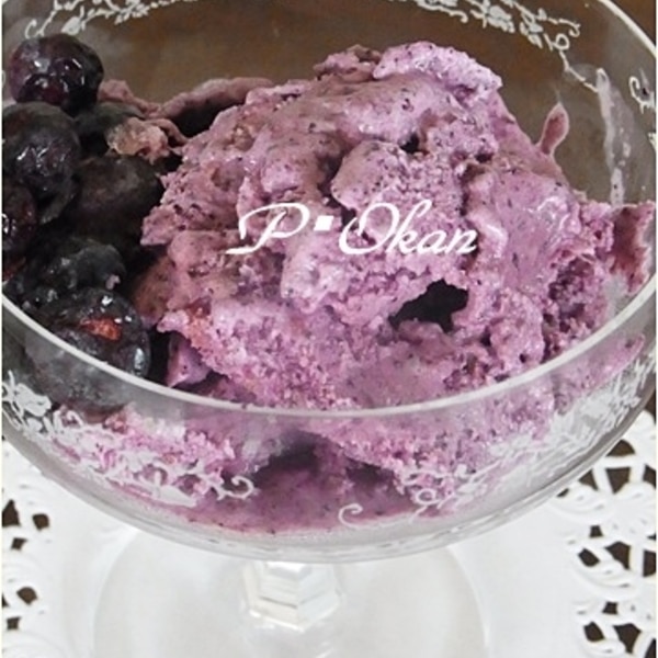 市販のアイスと冷凍ブルーベリーで超簡単アイスクリーム