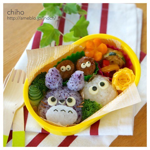 トトロ＆白トトロのお弁当, ごま塩トトロのおにぎりとゆで卵の白トトロ♡,トトロはこの顔が好きすぎて、いつもこどもに「またこの顔？」って言われちゃいます😅, 白トトロの目の位置が悪かったのか怖い顔になっちゃった😫,２年生のお弁当がはじまって１週間ですが、これは１年生の時のお弁当です, 整理したらまだいくつかあったのでそちらを先に投稿しなければ💦***************