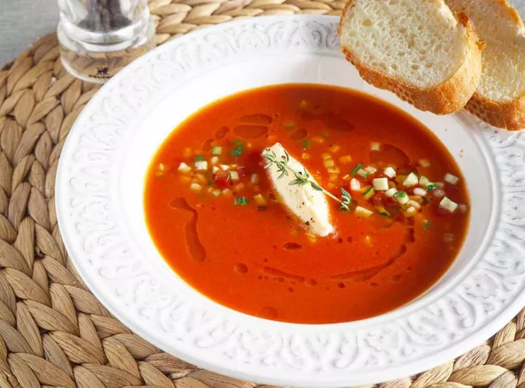 飲むサラダ🥗『ガスパチョ風トマトスープ』, 夏野菜で栄養たっぷり💛, 暑くて食欲がない日も、サラッと飲むことができます✨,@bunbun_chopperでは『ぶんぶんチョッパー 120％ 活用術！レシピ』を投稿してます♪, よかった見てくださいね♪,ガスパチョ風トマトスープc1357f , カロリー：137kcal 1人当たり , 👉食洗機対応