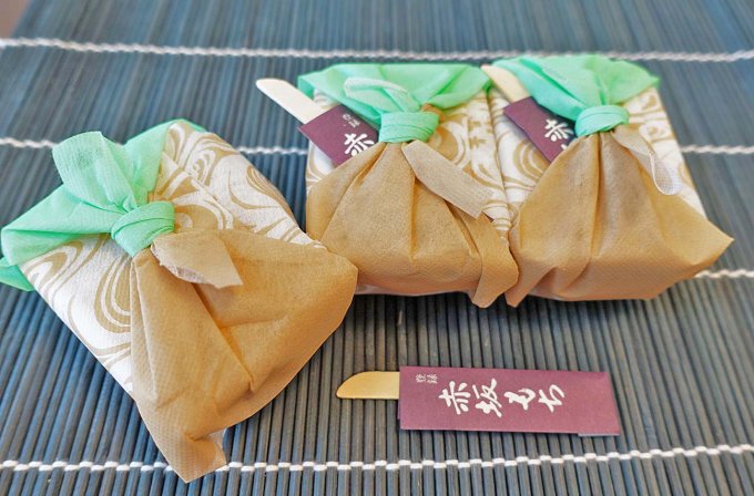 きな粉餅を風呂敷風に包んだ赤坂青野の赤坂もち。料亭のお土産として定着し、筑紫もちのデザインの基となった 同社提供- 「筑紫もち」うり二つが全国各地に偶然なのか、コピーなのか “そっくり銘菓”の謎を追え - 写真・画像 2 7西日本新聞me