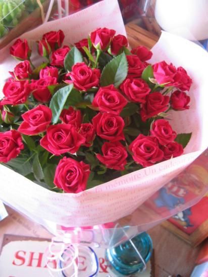 ≪人気≫バラ 100本 花束108本 に変更可安心のクール便出荷バラの花束 プロポーズ 花 お花 生花 薔薇 ブーケ ギフト プレゼント誕生日 お誕生日 お祝い 記念日 発表会 ウェディング の通販価格比較のビカム