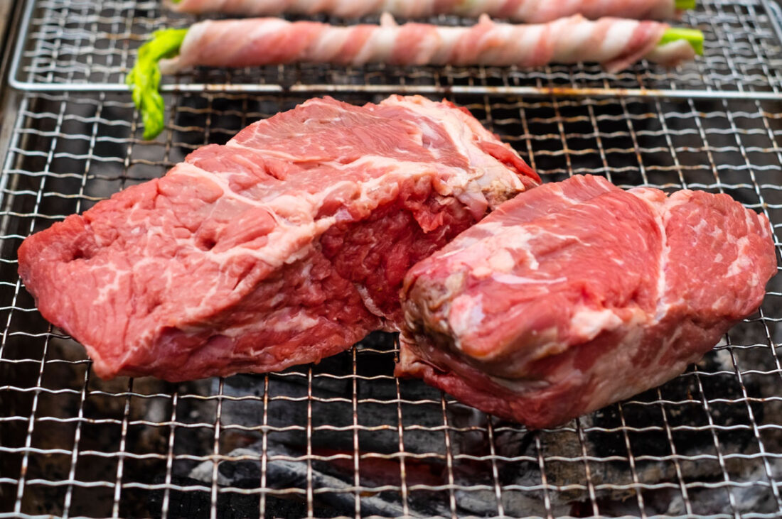 コストコのステーキ肉 1枚350ｇ 1400円の肩ロースステーキをウッドデッキランチで堪能しました。: Jun's my Taste