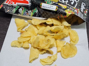 高評価 カルビー 堅あげポテト 鬼旨ブラックペッパーの感想・クチコミ・商品情報 もぐナビ