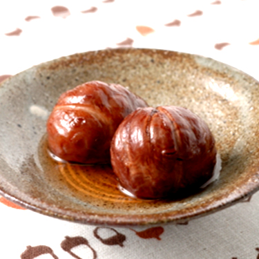 栗の渋皮煮レシピ🌰, 材料, 栗1キロ, 砂糖鬼皮を剥いた後の栗の重さの60% , 重曹5g, 下準備,栗をよく洗い、沸騰したお湯に5分ほどつける。, 鬼皮が向きやすくなります。 栗用ハサミを使うと皮が向きやすく、手も疲れにくいです。, 煮る工程,1. 重曹でゆでる アク抜き1回目  鍋に栗とたっぷりの水、重曹入れて火にかける。 沸騰したら弱火にし、10分ほど煮る。 →