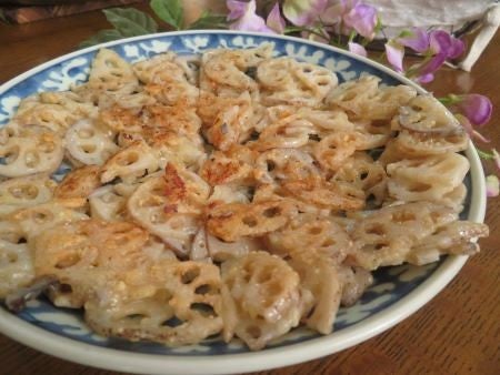 ←彼がよろこぶごはんを作る人, れんこんガレット レシピ付き📖´- , ￤１食 約190円, ￤調理時間 約20分, ￤難易度 ⭐️⭐️,ガレットシリーズ多めだけど, おつまみに最高で止まらん🍻, ナツメグが決め手なので忘れずに🥣,材料, ￤れんこん,￤チーズお好み, ￤塩ひとつまみ, ￤ナツメグ全体にかける,作り方,