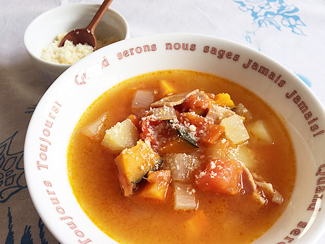 野菜たっぷりコンソメスープ