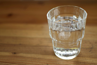 コップの水イラスト・フリー素材なら「シンテリ」