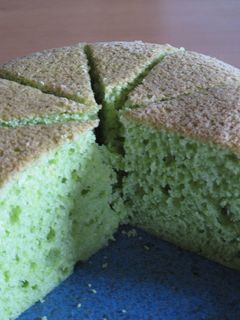 バースデーケーキのオーダーをいただきました。 リクエストは「カエル🐸のピスタチオとビターチョコのケーキ」 今回はカエルの艶感を出せるマシュマロフォンダントで🐸作りました。チョコレートはヴァローナ フェーブカライブを使用。 お祝いするお相手がカエルのような