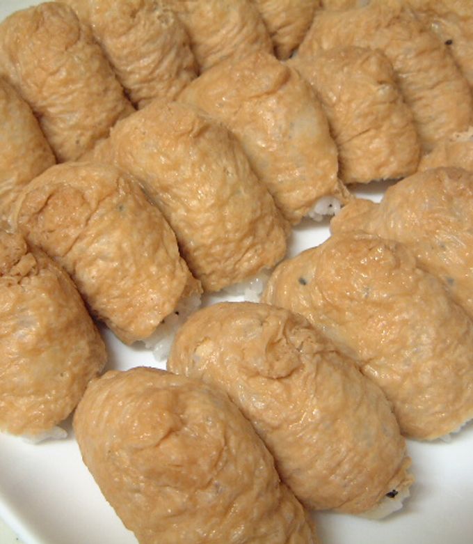 前回は関東風いなり寿司でしたが、今回は関西風いなり寿司です🍣 通販商品も含めて、具材入りのいなり寿司は全て関西風に仕上げています❗️入れる具によっては、関東のものもありますが、いなり寿司を揚げに包んでいないという基準で、ごはんの里では、関西風ということ