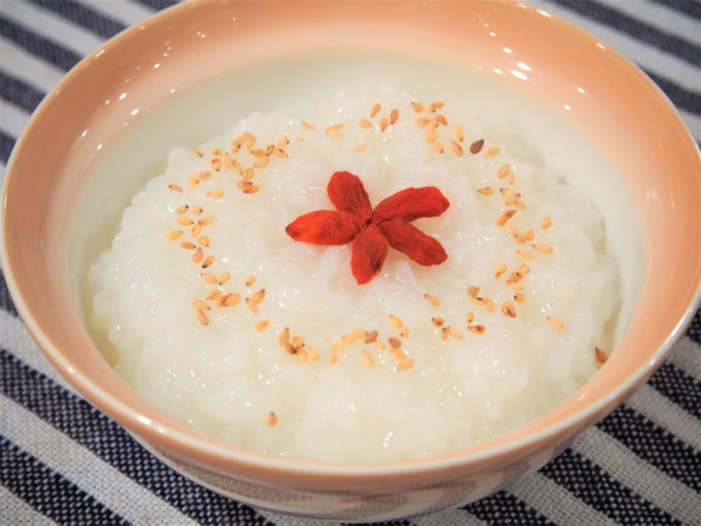 こんなに美味しいお粥初めて食べた とお粥苦手な人にも喜ばれるお粥の作り方。 ⁡ 仕上げに鶏ガラ入れると驚くほど美味しい。フライパンで簡単です☺︎ ⁡材料は「米、水、鶏ガラ」だけ。 ⁡ トッピングは半熟茹でたまご、白すりごま、梅干し、青葱などおすすめです。仕上げ