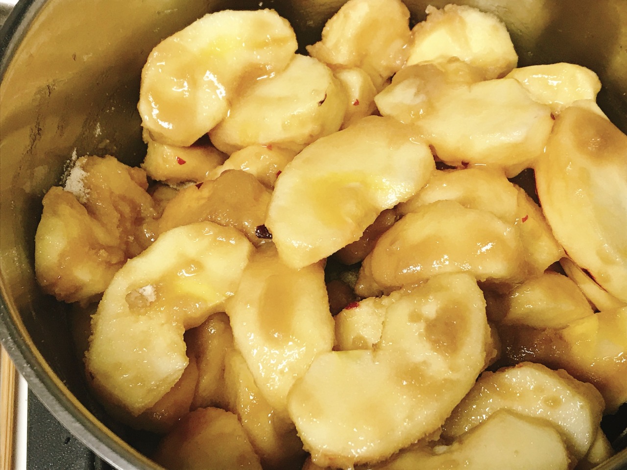 青森りんご専門店『a la ringo あら、りんご。 』から 夏限定商品「ひんやり紅玉の焼きりんごチーズケーキ」を販売株式会社ワールド・ワン