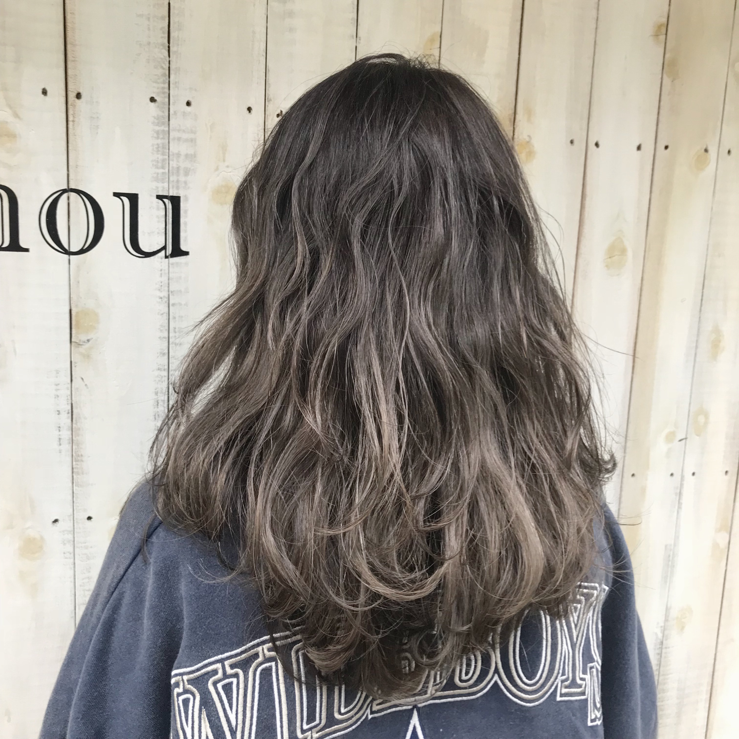 2024年は絶対コレ☆ 根元プリンが目立ちにくいバレイヤージュカラー。自然なグラデーションで髪を綺麗に！│美容室・美容院Lee リー
