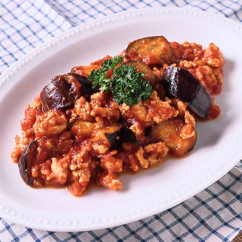 久しぶりの無水カレー🍛 今回はトマト缶とナスとエノキで作ってみました🙋🏻‍♂️ 結構マイルド😋ライスの上にちょっとパセリかけるだけでメッチャ雰囲気出るね😏料理自炊ご飯献立記録カレー無水カレーえのきトマト缶ナス