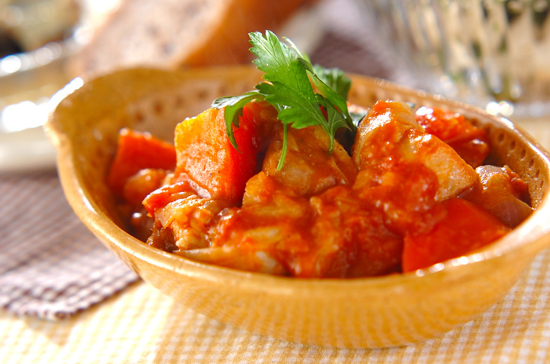 野菜の水分だけで旨味たっぷり♪きのことチキンの濃厚トマト煮込み