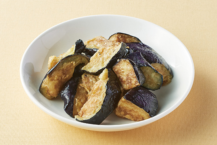 冷凍揚げなす乱切りで『なすの揚げ出し』 ①冷凍揚げナス 100g めんつゆ 大さじ2 水 大さじ1 を耐熱容器に入れ、ラップをして600Wで3分レンチンする②軽くかき混ぜ大根おろしと小ねぎを適量のせて完成！ ☆素揚げしてあるため食感が良くジューシーに仕上がります！家事