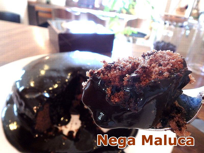 フクレの美味しい食べ方 ちょっと厚め、2cmくらいにカットするのがおすすめ。冷蔵庫で冷やすとしっとり濃厚、電子レンジで数秒〜10秒、表面がほんのり温まる程度に加熱すると、ふんわり口溶け軽くお召し上がりいただけます。どちらも甲乙つけ難く人気ですので、お好みの