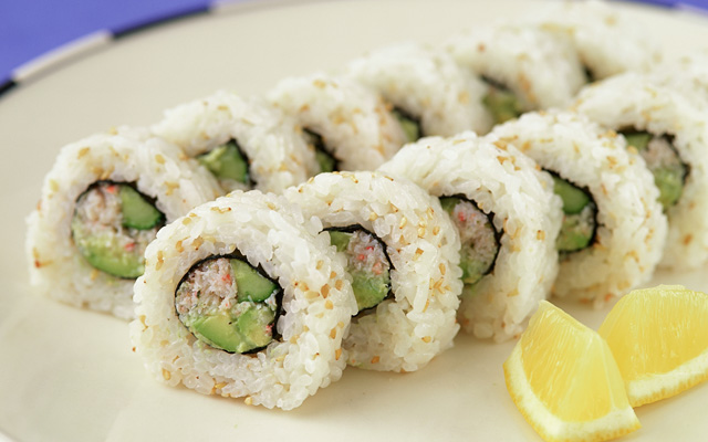 カリフォルニアロールとは？基本的な作り方やアレンジなどを紹介！食・料理オリーブオイルをひとまわし