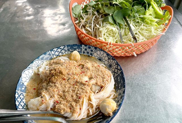 タイスキ」の〆といえばグリーン麺「バミー・ヨック」、日本では「ほうれん草麺」？ : ◇毎日カレー◇と☆タイ料理☆ by エスニカン