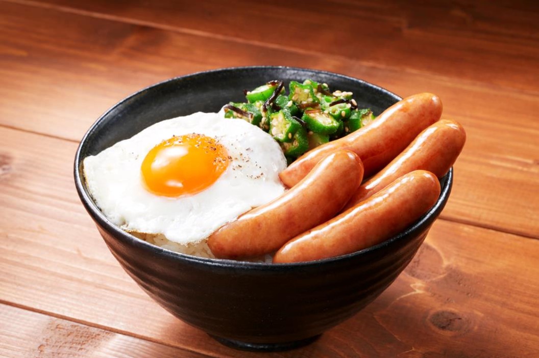 貧乏飯だけど美味い！目玉焼きハム丼