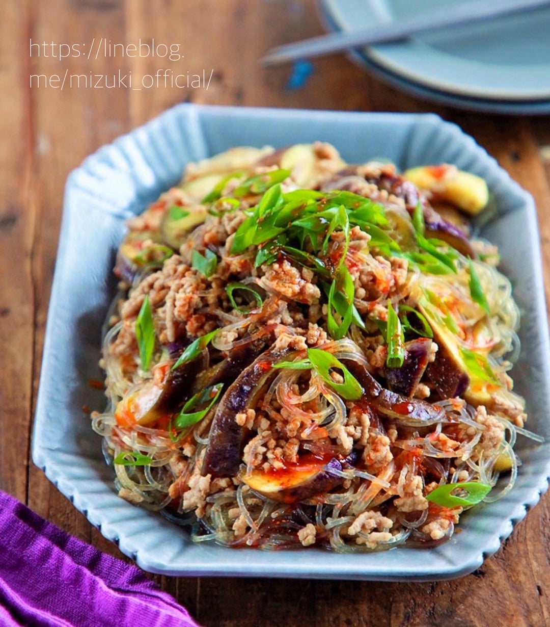 15分で完成！おすすめ商品の牛豚ひき肉を使用した、「ワンパンしらたきチャプチェ」レシピのご紹介💁‍♀️材料2人分 牛焼肉用 120gしらたき 1パック 約200g玉ねぎ 1 4個 にんじん 40g にら 1 4束 しめじ 1 4パックAしょうゆ 大さじ1と1 2コチュジャン