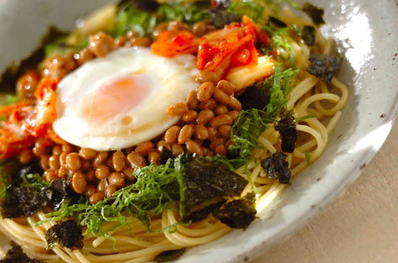 発酵パワーで元気チャージ！混ぜて絶品♡お箸が止まらない！簡単『キムチ納豆の冷製パスタ』レシピ！ゆうき酒場