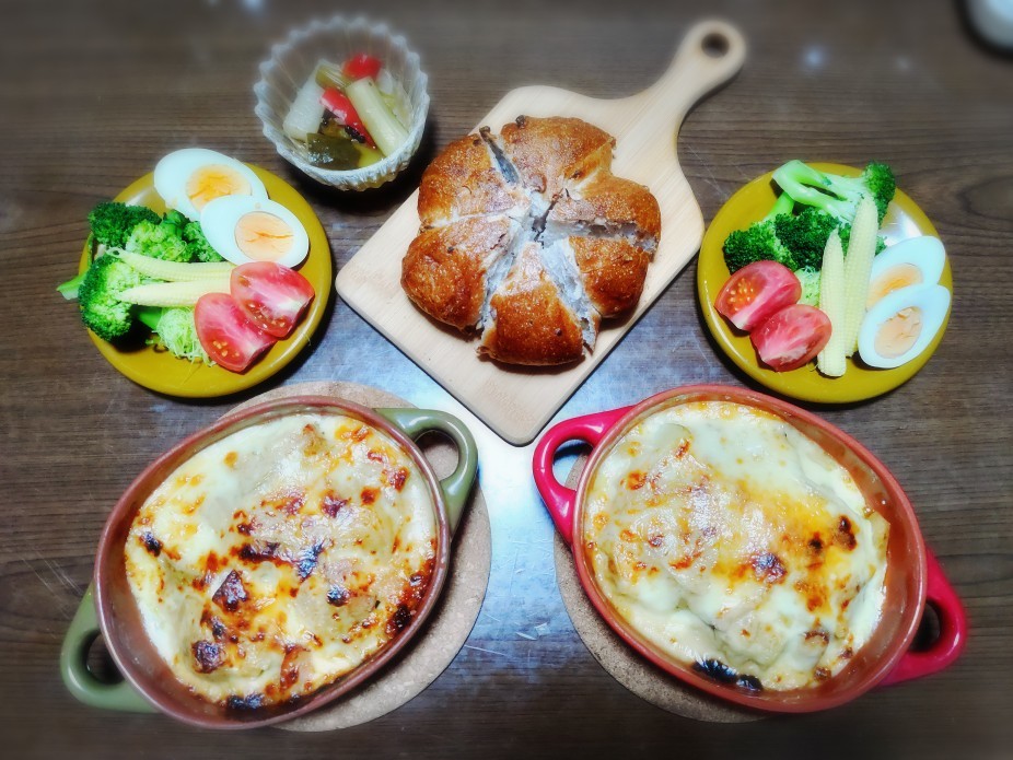 家ごはんグラタンとパンの献立 * ニンニクたっぷり ポテトグラタン * 身近で買える美味しいパンこぶた食堂*´ 00 ｀*