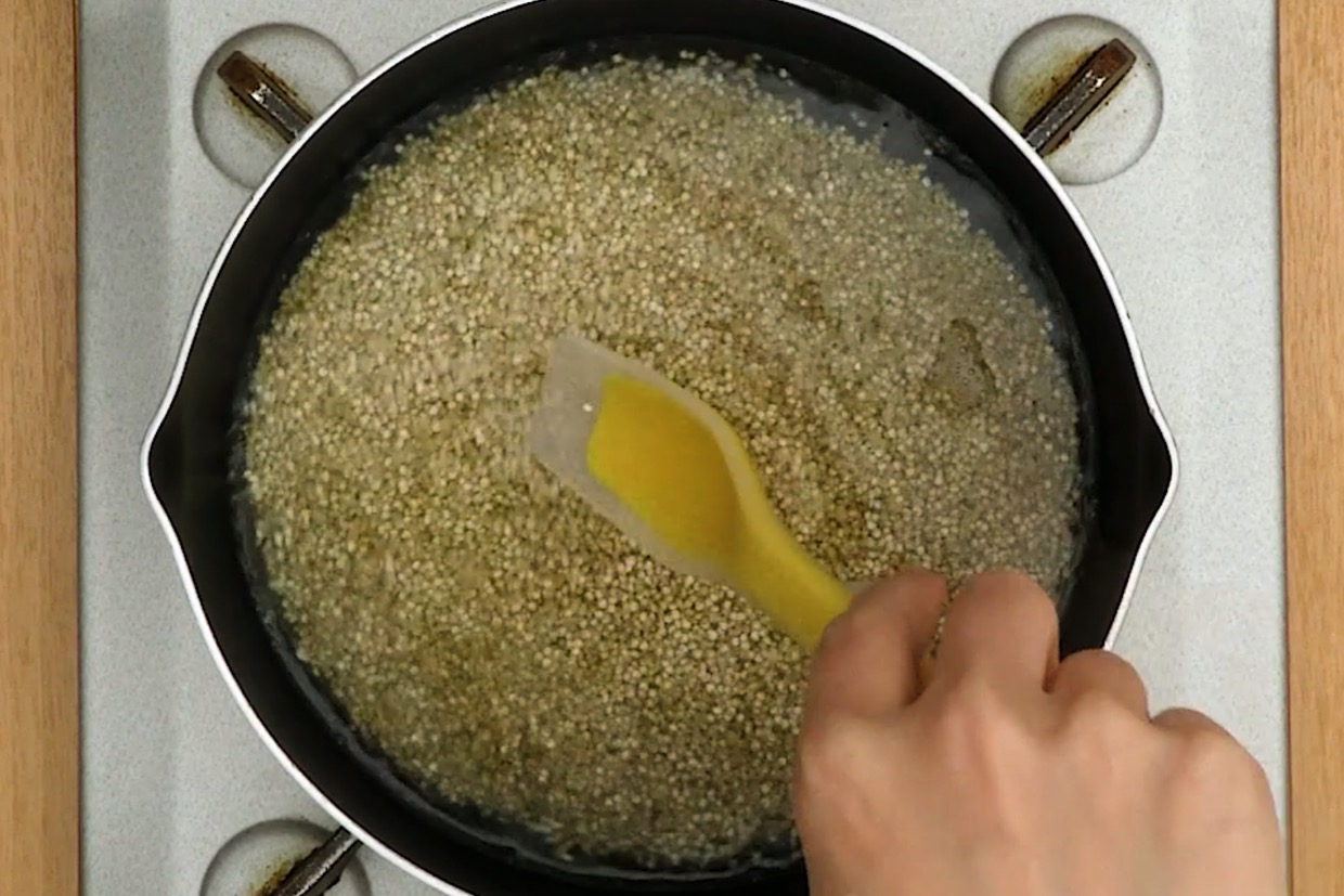 キヌアってどんな食べ物？特徴や栄養、おいしい食べ方についても解説！クラシル