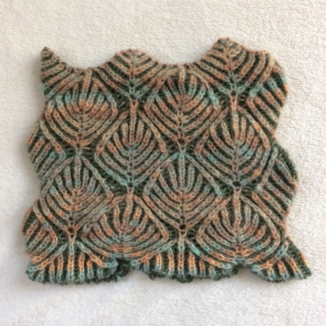 ベルンドケストラーさんのリーフ模様のブリオッシュ編み ピンクにブルー綺麗に仕上りました ブリオッシュ編みのスヌード 編み会で編んでみませんか✨✨✨✨✨✨✨✨✨✨ 『販売会&編み会』 3月 23日 土 25日 月 26日 火時間10:00〜16:00 場所:仙台市太白区鹿野3丁目