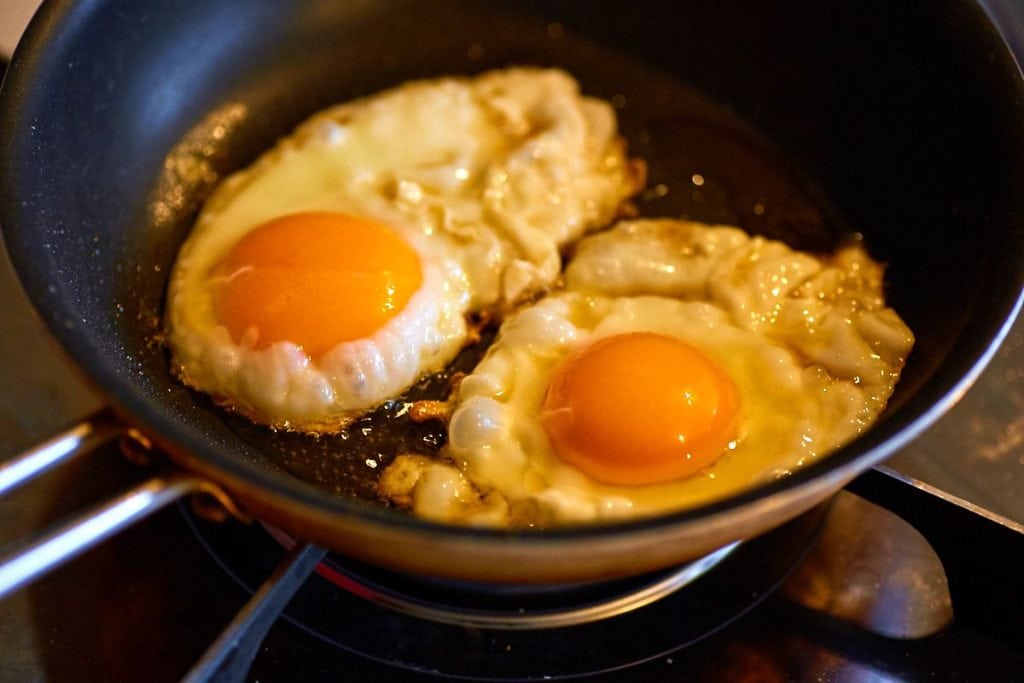 目玉焼きをおつまみにしてみましょう！ 「目玉焼きのチーズ照り焼き」たのしいお酒.jp