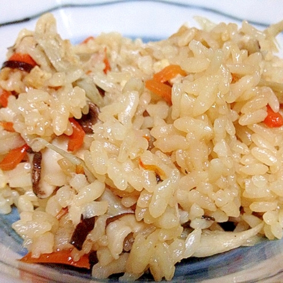 鶏五目のだし炊き込みご飯, 📝 材料 , ・お米2合, ・鶏もも肉250g, ・しいたけ3個, ・乾燥ひじき7g, ・にんじん1 2本,・油揚げ1枚 40g , 🧂 調味料 , ・酒大さじ1, ・みりん大さじ1, ・しょうゆ大さじ2, ・和風顆粒だし小さじ1,🍳 作り方 , 1.お米を研いだら、30分以上吸水させる。,