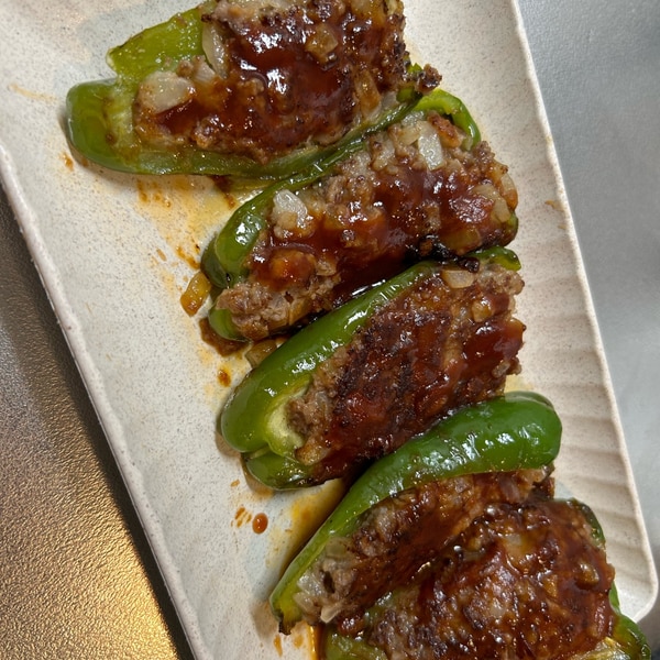 絶対剝がれないピーマンの肉詰め , ピーマン 5個, 合い挽き肉 250g, 塩 小さじ1 3, ラード 小さじ1,マヨネーズ 大さじ1, コショー 4振り, ガーリックパウダー 7振り, 味の素 5振り, 砂糖 1つまみ,ナツメグ 2振り, 油 小さじ1～2, ☆仕上げにアジシオ、黒胡椒、粒マスタード,