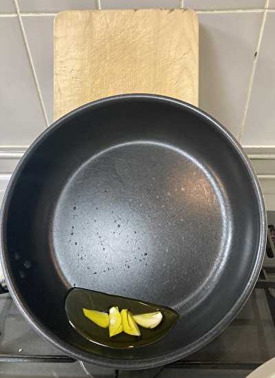 小イカの煮付け 丸ごと煮ちゃうと美味しいよ。小さすぎるイカを見つけたら作ってね。くにこキッチン♡からだにやさしい、おいしいごはん