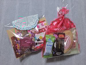 2022. 8. 9 ⁑ラッピングアイデア 市販のお菓子を可愛くラッピングしてうきうきするあそび。 私の趣味。 ・ 昨日、 業務スーパーで見つけたこのラムネ。多分100円くらい？ 個包装の可愛さに目が釘付け！ これはラッピングしたら楽しいに違いない！ ・ リボンにした昭和