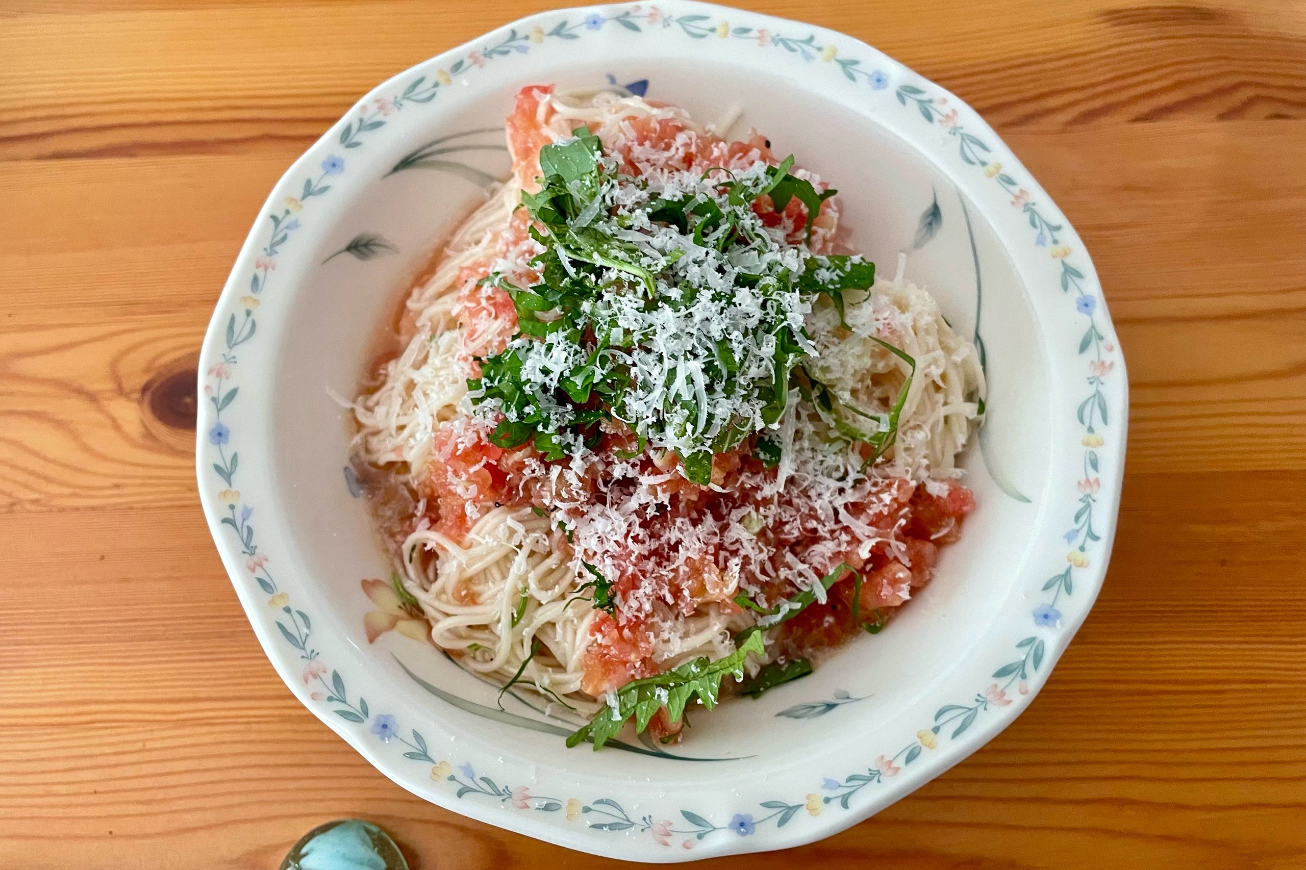 旬のトマトを本当に一番おいしく食べられる最高な素麺の食べ方 『まるごとトマトの和えそうめん』 微塵切りにしたトマト 一個 160g にヤマキ割烹白だし大1半、オリーブオイル大1半、おろしにんにく半片、黒胡椒を混ぜ茹でて氷水で冷やして良く水気を絞った素麺100gを混ぜ