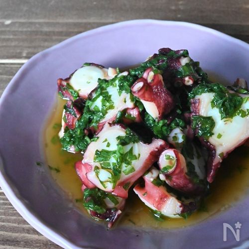 切って混ぜるだけ！超かんたんたこチーズ大葉🐙材料・たこ 太い足1本くらい使った ・大葉 10枚 ・さけるチーズ 1袋 ⚫︎オリーブオイル大さじ1 ⚫︎にんにくチューブ お好み ⚫︎塩 小さじ1 2 ⚫︎コショウ お好み ⚫︎レモン汁 小さじ1作り方食材を食べ