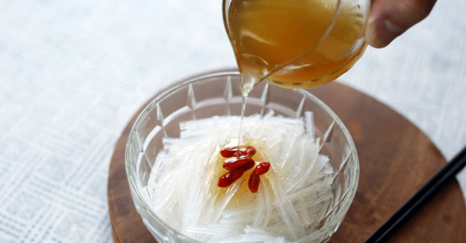 旬のメニュー ✔︎さわらのたたき ３８０円 オーダーをいただいてから 皮目はパリッと高温で炙り香ばしく。あっさりとしたサワラの身はポン酢に良く合い、身は柔らかく口の中で溶けるような感覚に驚き。 たっぷりの薬味とすだちでどうぞ！ 春メニューのナンバーワン