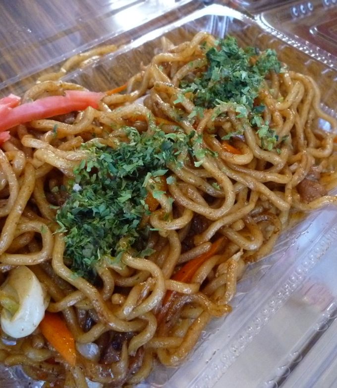 片手で食べ歩ける焼きそば🐕♡ こんなの祭りの屋台で売ってたら 楽しそうだなと思い作りました✨🏮⛩️🐕🏮menu🍽 ・焼きそば棒材料📝🍅🌾🥑🍗 ・カップ焼きそば 1個 ・唐揚げ 2個・割り箸