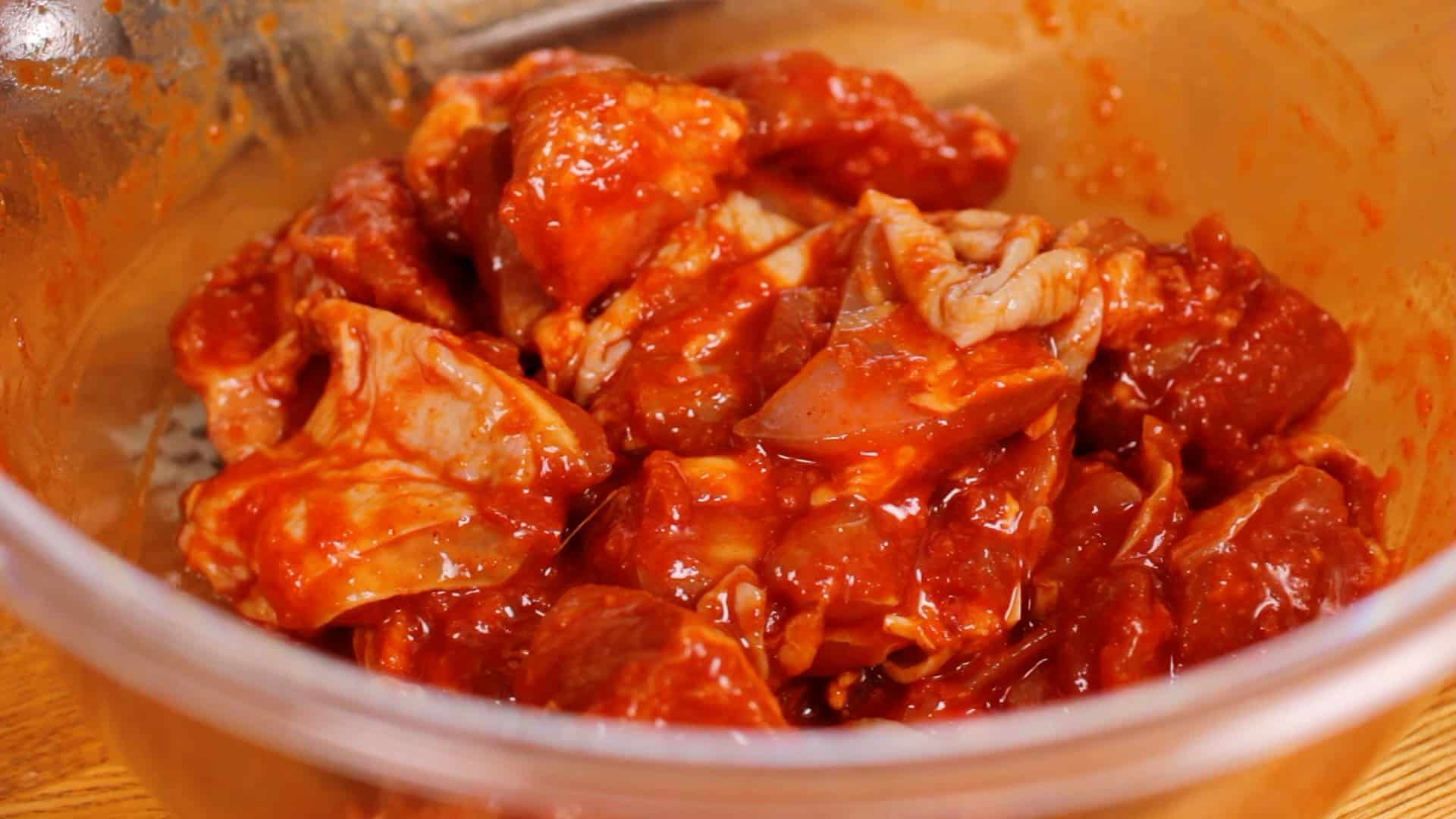 鶏の丸ごとから揚げピリ辛ソース