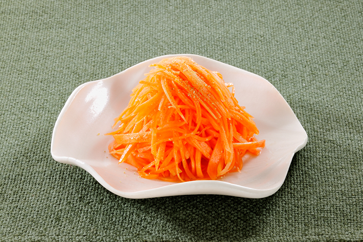 キャロットラペ 〇材料 にんじん 200g ホワイトバルサミコ酢 大さじ2 オリーブオイル 大さじ1 蜂蜜 小さじ2 クミンホール ひとつまみにんじん200g 約1本 を細く千切りにしたら、 塩2つまみで軽く塩揉みして水分を切り、 ホワイトバルサミコ酢大さじ2、オリーブオイル