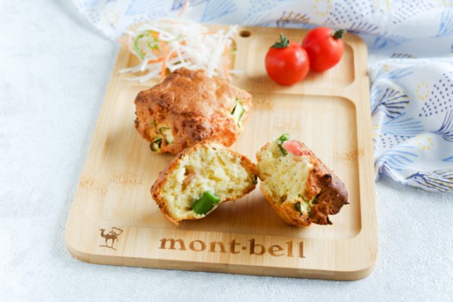 ホットケーキミックスで作る5分で簡単お惣菜パン🍞, パン屋さんみたい！朝食やおやつに是非使ってみてね🤎, 材料 カップ6個分 , ☑︎卵 1個,☑︎牛乳80ml, ☑︎マヨネーズ大さじ2, ☑︎ホットケーキミックス150g, ☑︎ピザ用チーズ 40〜50g, トッピング, ☑︎コーンマヨネーズ, ☑︎チーズ ベーコン ブラックペッパー, ☑︎ウインナー ケチャップ マヨネーズ,惣菜パン