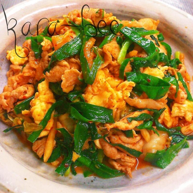 10分で作れる！マジで旨い豚ニラ玉✨, ◾️どんなことでもコメントしてもらえたら嬉しいです☺️,材料 , 豚ばらスライス200g,ニラ1束, 塩 少々, ブラックペッパー少々, サラダ油 小さじ1, ごま油 小さじ2,豚ニラ炒めのタレ ,料理酒 大さじ1, 醤油 小さじ1, ごま油 小さじ1, 酢 小さじ1 2,