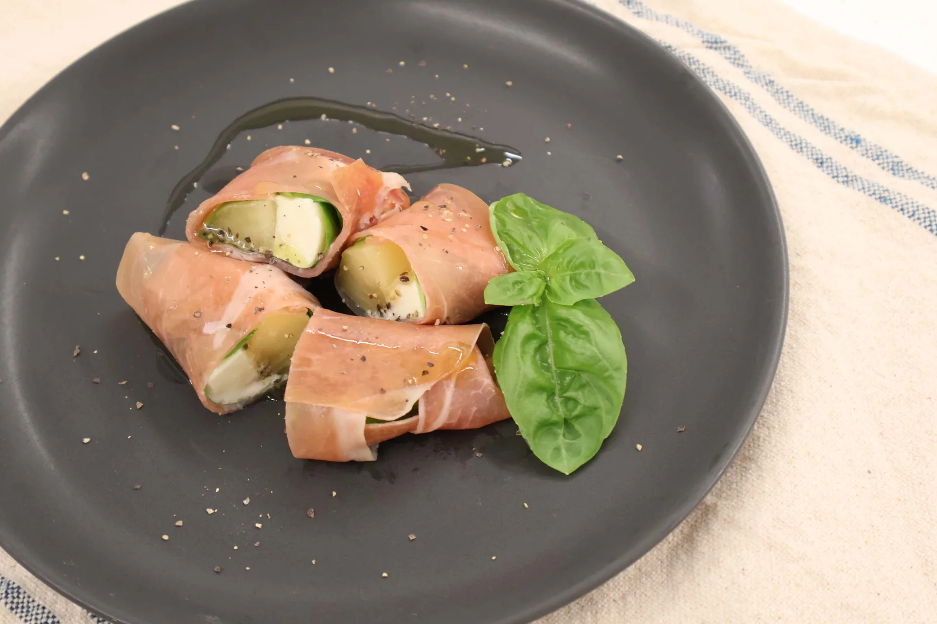 おつまみにぴったり！ モッツァレラチーズの生ハム巻き