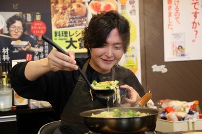 季節の変わり目なので「絶対に風邪に勝ちたい時の絶品スープ」紹介します 「にんにくスープ」 にんにく3片をオリーブ油大1で柴犬色に炒めベーコン30g炒め、水250cc、コンソメ小1、長葱1 3本、パン粉大2入れ煮て卵1個入れ半熟になれば完成このスープが旨すぎるので風邪が