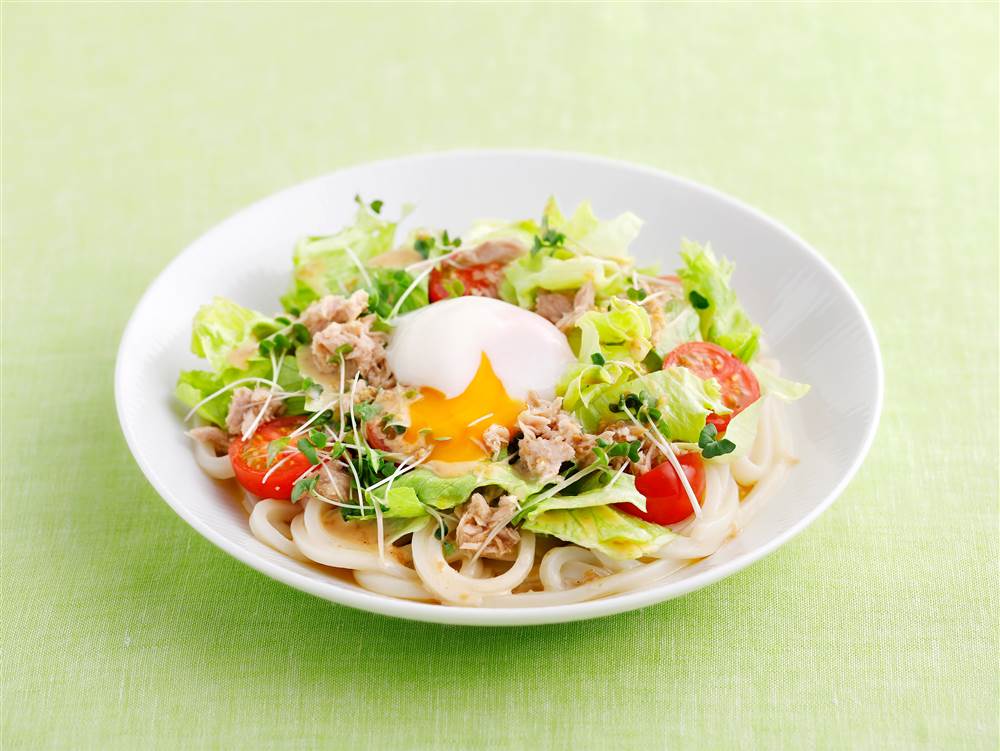 皿うどんの麺でパリパリサラダ☆