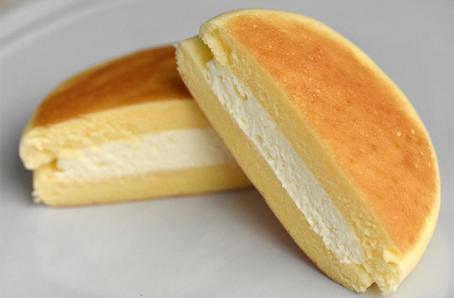 山崎製パン の「焼きチーズスフレ 北海道産チーズ」2個入りタイプを実食どんなスイーツかや類似のスイーツについて紹介チーズケーキ通信