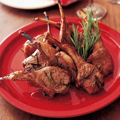 ラムチョップの地中海風グリルサジキソース