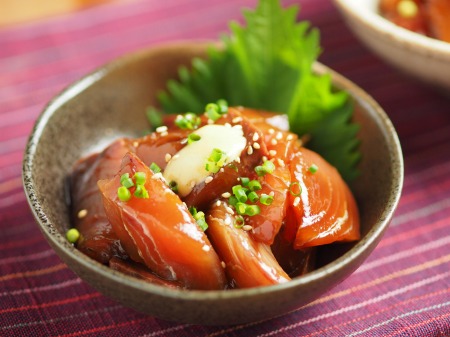 ぶりの漬け丼作りました！ 5分で作れるのに美味しすぎました 🙌✨ . お刺身の中でぶりが一番好きかも😍 . 使ってるお皿はハイライトから飛べる楽天ROOMにのせてます✍️ レシピ◎ぶりの漬け丼 ＝材料 1人分 ＝ ・ぶりの刺身 1パック ・醤油 大さじ3 ・みりん